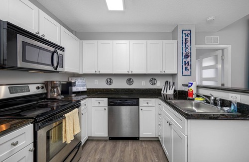Madeira Beach Condo | MBR 502 - 😎 Pool, Hot tub, Gym, Steps to 🏖️ Beach & 🌴Johns Pass!