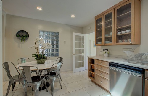 Long Meadow House | Mid-Century Retreat close to Everything.