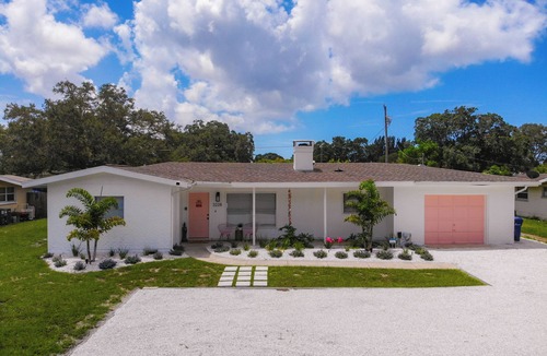 Southgate House | MidCentury Modern Heated Pool Retreat minutes to Siesta Key Beach & Downtown