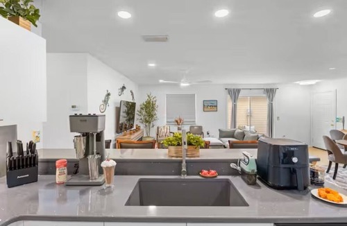 Alhambra House | Milkshake Alley- Remodeled Stylish Villa+Golf Cart