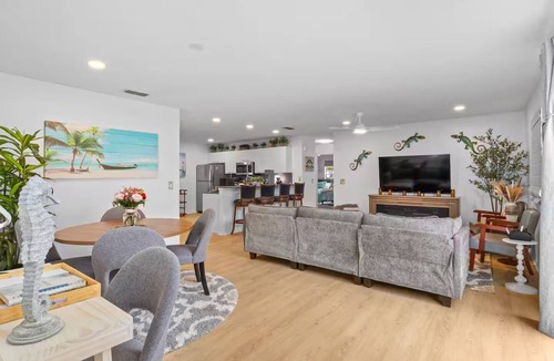 Alhambra House | Milkshake Alley- Remodeled Stylish Villa+Golf Cart