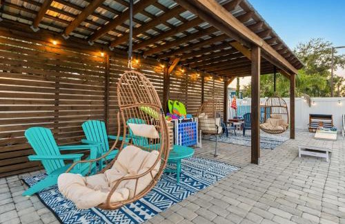 South Bradenton House | Min to IMG - Heated Pool w Slide - Games-Sleeps 5