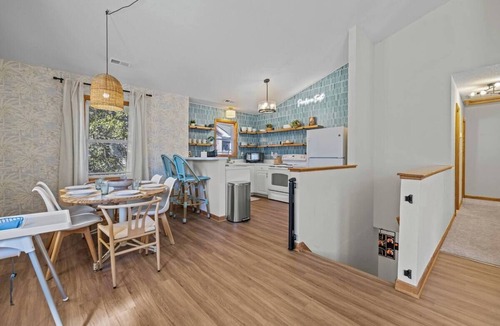 Colington House | Mins to Beach, Hot Tub, Projector, Shuffleboard