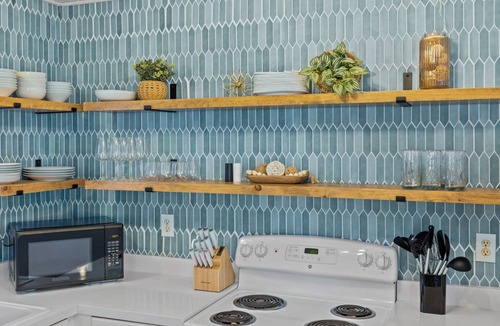 Colington House | Mins to Beach, Hot Tub, Projector, Shuffleboard