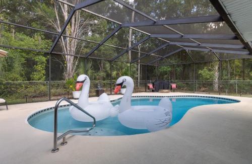 Crystal River House | Minutes to boat ramps and beach and private pool!