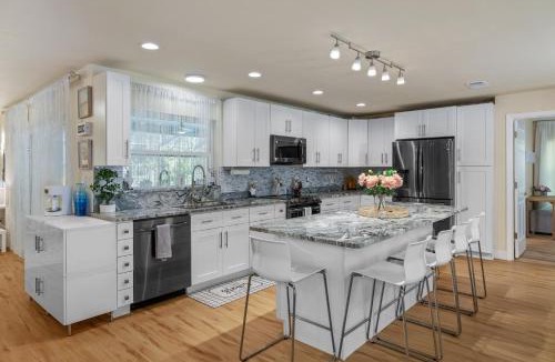 Crystal River House | Minutes to boat ramps and beach and private pool!