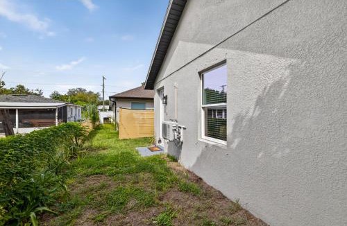Bearss Plaza House | Modern 1BR Near Busch Gardens & Downtown
