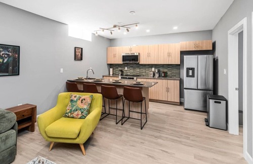 Hamilton Condo | Modern 2BR Suite|Private Parking |Near DownTown