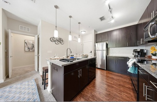 Courier City - Oscawana Apartment | Modern 2BR w Pool Pet-friendly Unit 17