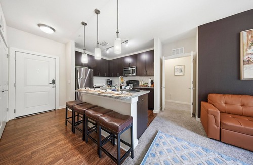 Courier City - Oscawana Apartment | Modern 2BR w Pool Pet-friendly Unit 17
