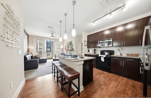 Courier City - Oscawana Apartment | Modern 2BR w Pool Pet-friendly Unit 21