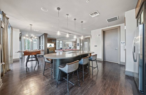 Courier City - Oscawana Apartment | Modern 2BR w Pool Pet-friendly Unit 22