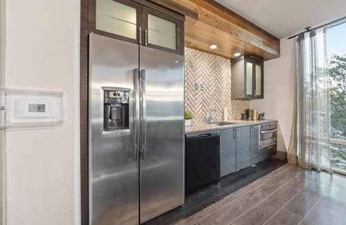 Courier City - Oscawana Apartment | Modern 2BR w Pool Pet-friendly Unit 22