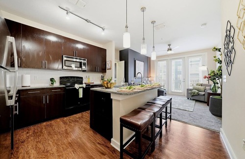 Courier City - Oscawana Apartment | Modern 2BR w Pool Pet-friendly Unit 22