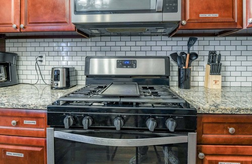 Jersey City Apartment | Modern 3BR/2BA Apartment Minutes to NYC