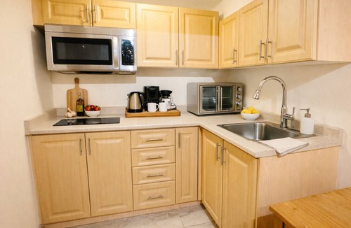 Brampton House | Modern 3BR Group Suite 2 Kitchens Near Airport