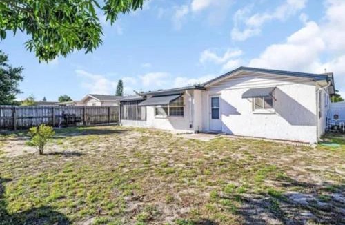 Holiday Lake Estates House | Modern and Cozy 2 & 2 - Only 5 Minutes From The Beach