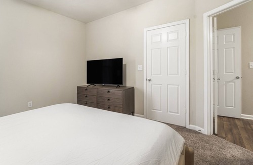 Greer Apartment | Modern Apartment in Prime Location (ID7746X84)