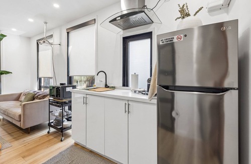 Kensington Apartment | Modern Bright Loft in Fishtown with Greenhouse