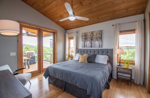 Mineral Bluff House | Modern Cabin, spectacular Views, Hot tub in Mineral Bluff, minutes to Blue Ridge