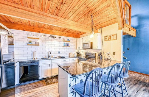 Sunplace House | Modern Charming 3BR Condo - LAKE VIEW - McHenry