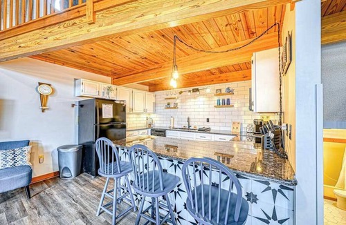 Sunplace House | Modern Charming 3BR Condo - LAKE VIEW - McHenry