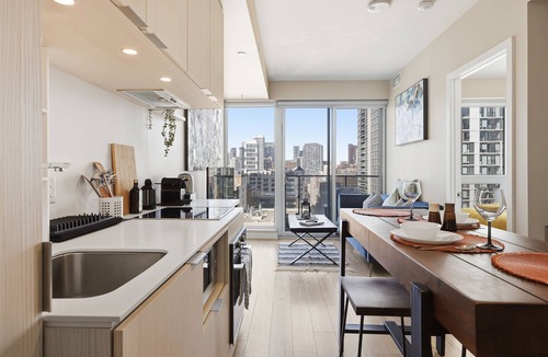 Downtown Toronto Condo | Modern Downtown Toronto Condo with Balcony Near Eaton Centre