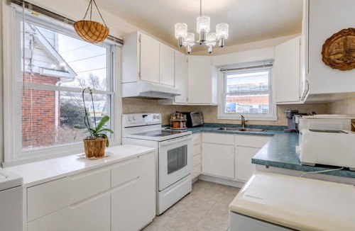 Laval Apartment | Modern Executive 2-Bedroom | Free Parking | Fast WiFi | Workspace | 31+ Day Stay
