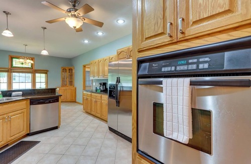 Murphy House | Modern Home in the Heart of Murphy, Hi-Tech Massage Chair, Jetted Tub, KING Bd!