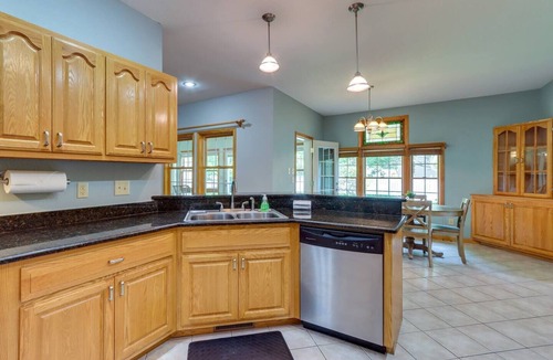 Murphy House | Modern Home in the Heart of Murphy, Hi-Tech Massage Chair, Jetted Tub, KING Bd!