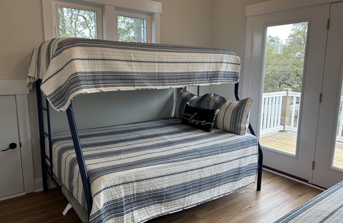 Tranquil Harbour House | Modern home short walk to the beach! Free Bikes! Outdoor hammock, grill&firepit!