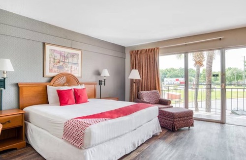 Silver Springs Hotel | Modern King Bed near Ocala Civic Theatre | Outdoor Pool | Free Parking