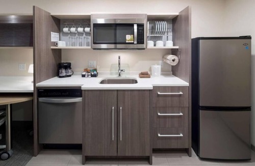 Port Canaveral Hotel | Modern King Studio w/Kitchen & Pool Bar | 1 mi to Port Canaveral
