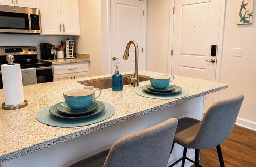 Northside Apartment | Modern King Suite, Pool, Gym & Airport Nearby