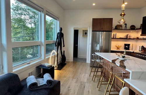 Landing House | Modern lake home where asymmetry and precision evoke elegance.