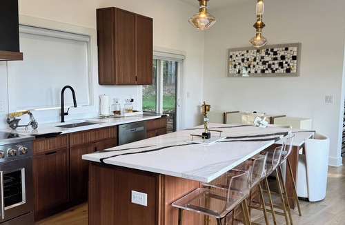 Landing House | Modern lake home where asymmetry and precision evoke elegance.