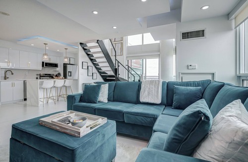 Humber Bay Condo | Modern Loft - Lower Penthouse Corner Suite! With shared outdoor pool!