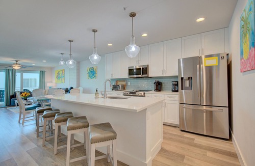 Madeira Beach Condo | Modern Madeira Beach 3BR|Heated Pool|Walk to Beach