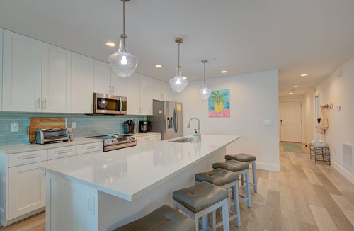 Madeira Beach Condo | Modern Madeira Beach 3BR|Heated Pool|Walk to Beach
