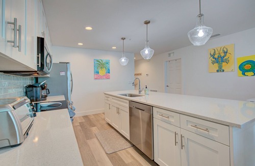 Madeira Beach Condo | Modern Madeira Beach 3BR|Heated Pool|Walk to Beach