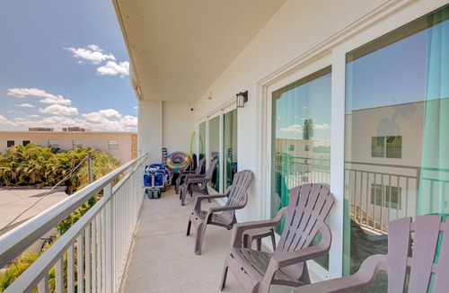 Madeira Beach Condo | Modern Madeira Beach 3BR|Heated Pool|Walk to Beach
