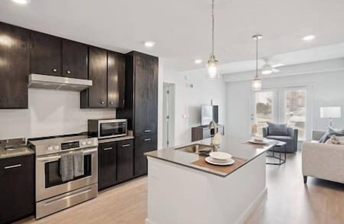 Marble Falls Apartment | Modern Marble Falls Getaway Pool + Gym Lake