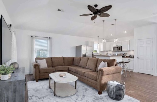 Colington House | Modern Peaceful 4 Bedroom & Hot Tub!