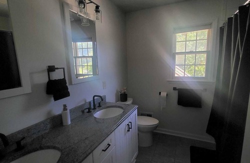 Saddle Brook House | Modern Private Room near NYC (Female Only)