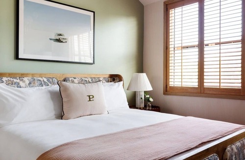 Hyde Park Hotel | Modern Room With Kitchen, Short Ride To The Tampa Museum of Art!