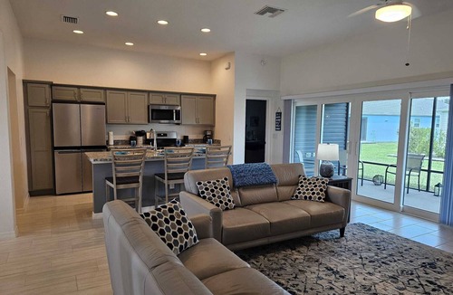 Leesburg House | Modern, spacious 3 bed, 2 bath close to amenities with 4-seater golf cart!