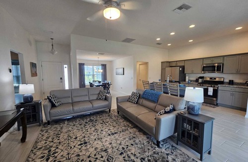Leesburg House | Modern, spacious 3 bed, 2 bath close to amenities with 4-seater golf cart!