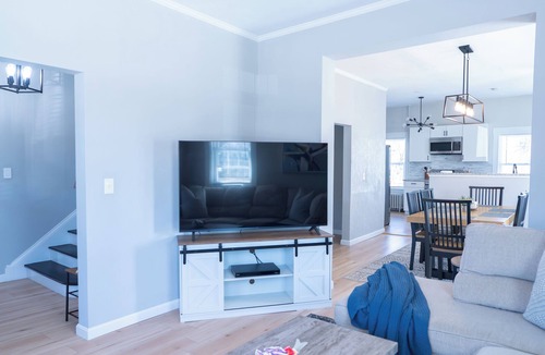 Worcester House | Modern & Spacious 4 Bedroom Single Family Home