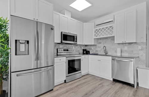Seybold Apartment | Modern Stay near Design District