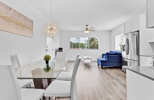 Seybold Apartment | Modern Stay near Design District